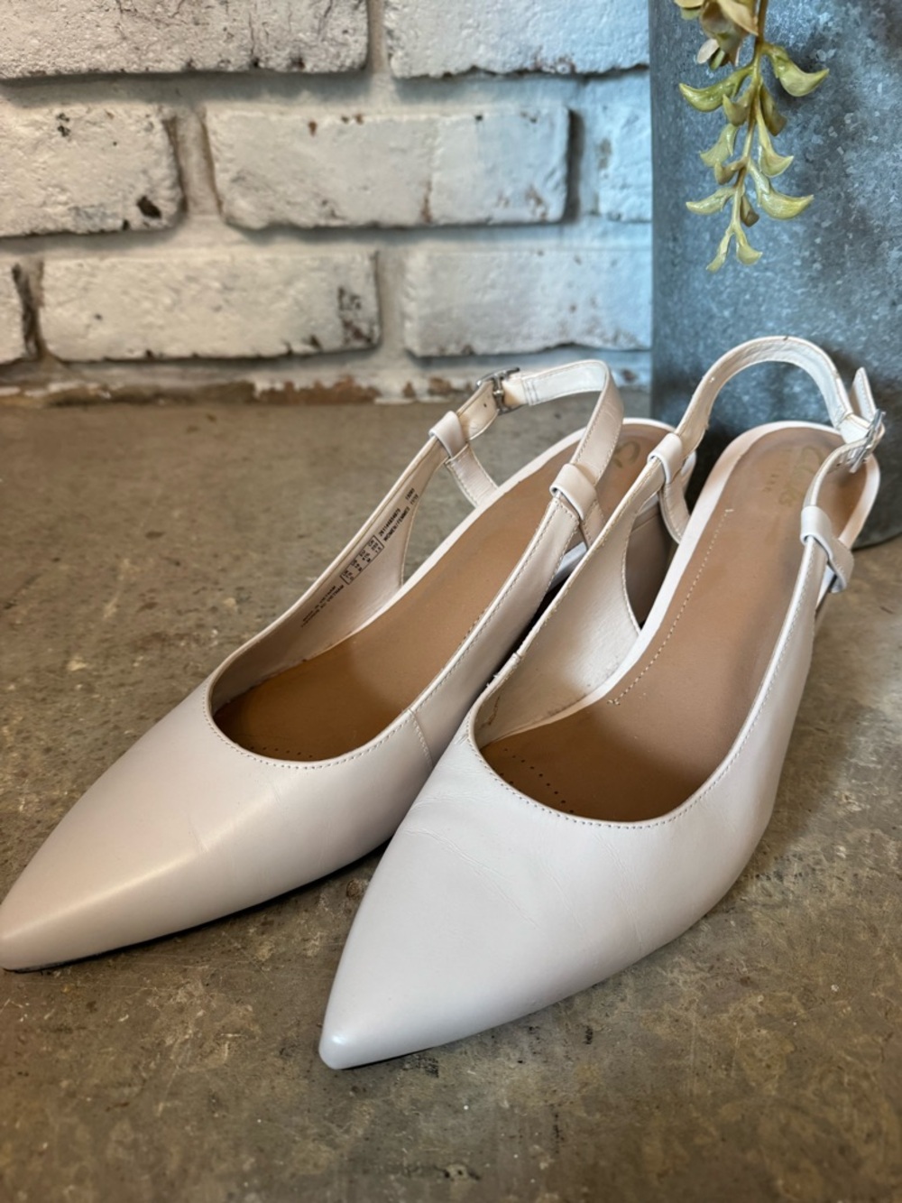 Clarks Women's Pointed Slingback heels in Pale Cream